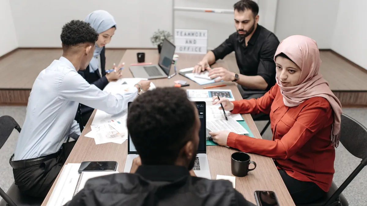 Admin Assistant vs Executive Assistant: Duties, Seniority, Pay, and Which One to Hire