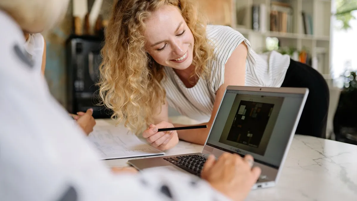 Airlines Hiring Remote Workers: 11 Carriers, Real Roles